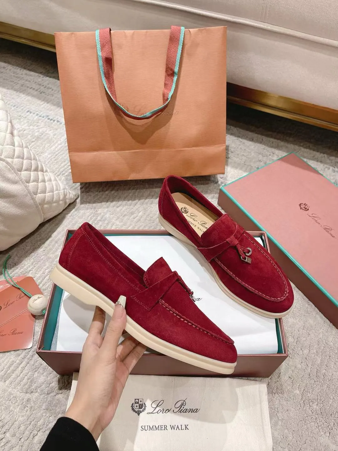 Factory price: 520💰4050 new color. Original purchase, 1⃣️: 1⃣️ folded and developed, Loro Piana professional model to try on feet, quality purchase level, flash sale of common products on the market, welcome to compare, original packaging. Fabric: Imported from Italy🐑High mercerized shearling, Lining: Hand-sewn mark thread in water-dyed cowhide imported from Italy🧵, high-end and elegant. Comfortable on the feet. Size: Women's 35-42 (41, 42) customized, non-returnable, men's 38-45 (46, 47, 48) customized, non-refundable. Fashionable boutiques that you can’t miss, a must-have item